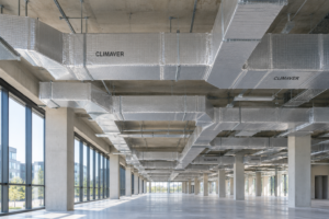 Imagen ilustrativa de una instalación extensa de conductos de fibra CLIMAVER en la cubierta de un edificio