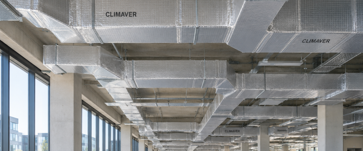 Imagen ilustrativa de una instalación extensa de conductos de fibra CLIMAVER en la cubierta de un edificio